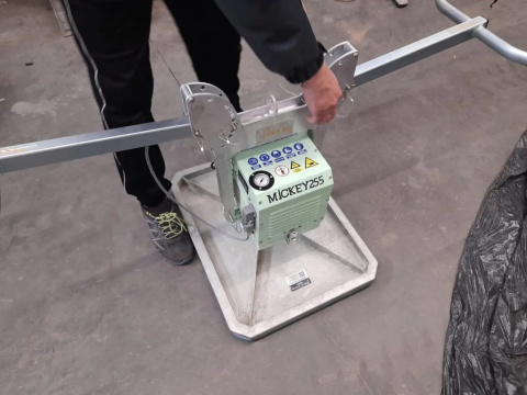 chwytak-prozniowy-catchshift-e-mickey-255kg-prace-brukarskie chwytak-prozniowy-catchshift-e-mickey-255kg-prace-brukarskie