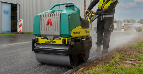 Walec prowadzony wibracyjny Ammann ARW 65 z silnikiem Diesla Yanmar - widok profesjonalnego walca tandemowego podczas pracy Walec prowadzony wibracyjny Ammann ARW 65 z silnikiem Diesla Yanmar - widok profesjonalnego walca tandemowego podczas pracy
