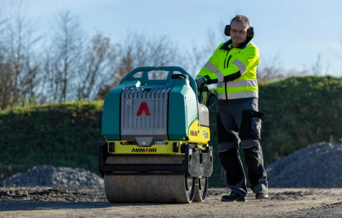 Walec prowadzony wibracyjny Ammann ARW 65 z silnikiem Diesla Yanmar - widok profesjonalnego walca tandemowego podczas pracy Walec prowadzony wibracyjny Ammann ARW 65 z silnikiem Diesla Yanmar - widok profesjonalnego walca tandemowego podczas pracy