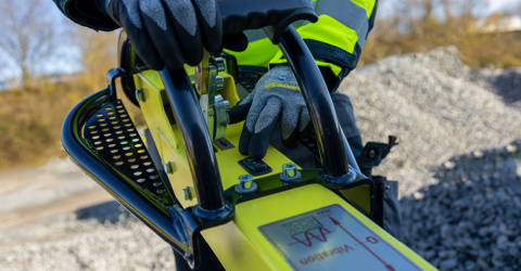 Walec prowadzony wibracyjny Ammann ARW 65 z silnikiem Diesla Yanmar - widok profesjonalnego walca tandemowego podczas pracy Walec prowadzony wibracyjny Ammann ARW 65 z silnikiem Diesla Yanmar - widok profesjonalnego walca tandemowego podczas pracy