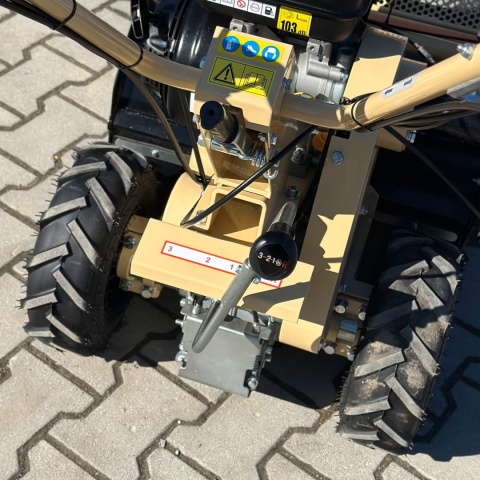 Profesjonalna kosiarka bijakowa Meyer KB600 z silnikiem Loncin i hydraulicznym przesuwem bocznym Profesjonalna kosiarka bijakowa Meyer KB600 z silnikiem Loncin i hydraulicznym przesuwem bocznym