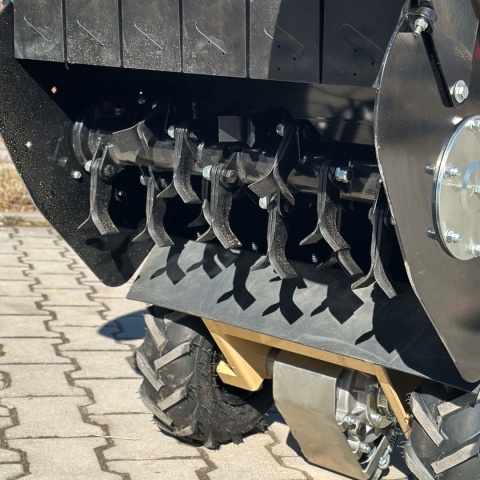 Profesjonalna kosiarka bijakowa Meyer KB600 z silnikiem Loncin i hydraulicznym przesuwem bocznym Profesjonalna kosiarka bijakowa Meyer KB600 z silnikiem Loncin i hydraulicznym przesuwem bocznym