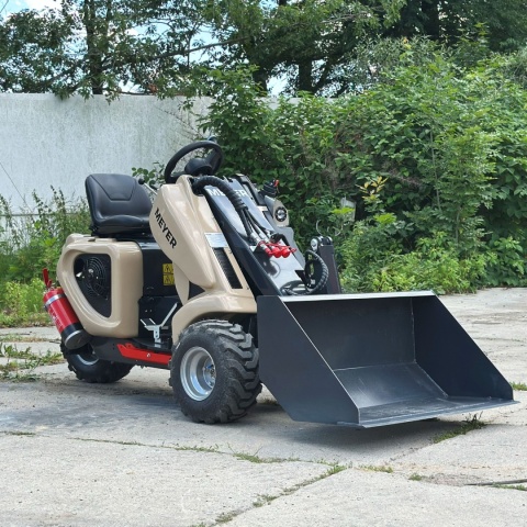 Kompaktowa miniładowarka kołowa Meyer MWL35 z napędem 3WD i uniwersalną płytą montażową avant Kompaktowa miniładowarka kołowa Meyer MWL35 z napędem 3WD i uniwersalną płytą montażową avant