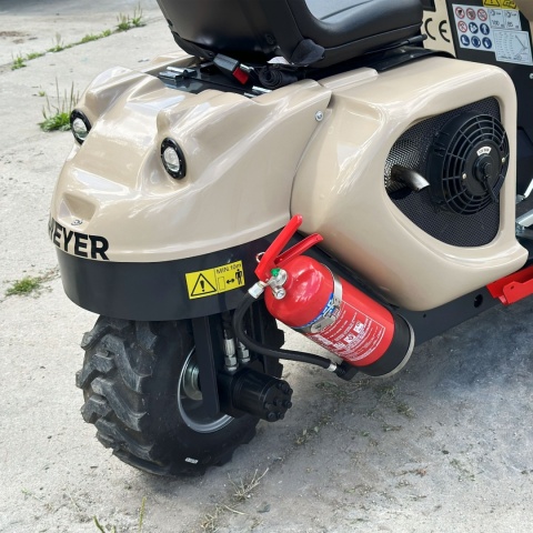 Kompaktowa miniładowarka kołowa Meyer MWL35 z napędem 3WD i uniwersalną płytą montażową avant Kompaktowa miniładowarka kołowa Meyer MWL35 z napędem 3WD i uniwersalną płytą montażową avant
