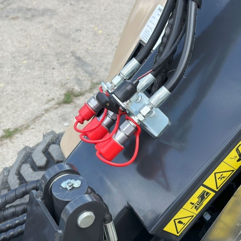Kompaktowa miniładowarka kołowa Meyer MWL35 z napędem 3WD i uniwersalną płytą montażową avant Kompaktowa miniładowarka kołowa Meyer MWL35 z napędem 3WD i uniwersalną płytą montażową avant