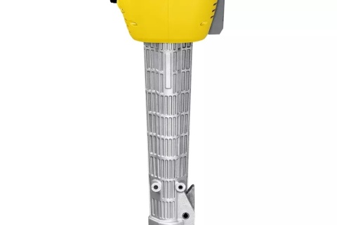 Młot spalinowy Wacker Neuson BH40 w akcji wyburzeniowej Młot spalinowy Wacker Neuson BH40 w akcji wyburzeniowej