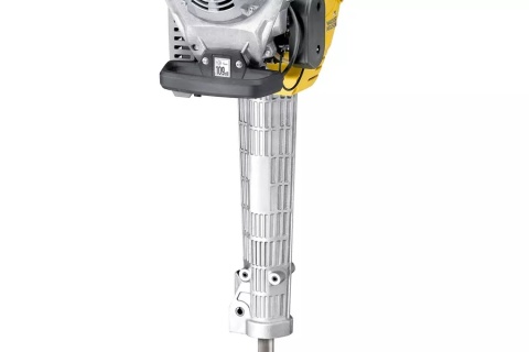 Młot spalinowy Wacker Neuson BH40 w akcji wyburzeniowej Młot spalinowy Wacker Neuson BH40 w akcji wyburzeniowej
