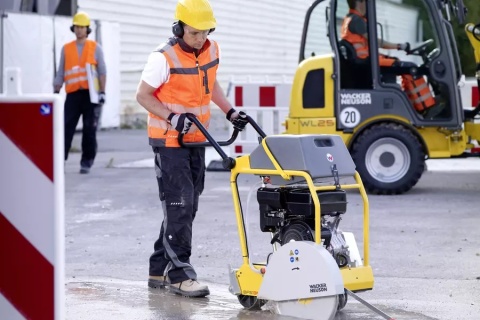 Profesjonalna przecinarka jezdna do asfaltu i betonu Wacker Neuson BFS 1350 z systemem niskich wibracji Profesjonalna przecinarka jezdna do asfaltu i betonu Wacker Neuson BFS 1350 z systemem niskich wibracji