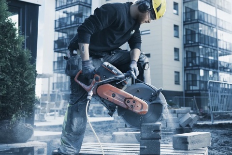 Profesjonalna przecinarka spalinowa Husqvarna K 770 z tarczą o średnicy 350 mm Profesjonalna przecinarka spalinowa Husqvarna K 770 z tarczą o średnicy 350 mm