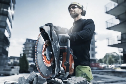 Profesjonalna przecinarka spalinowa Husqvarna K 770 z tarczą o średnicy 350 mm Profesjonalna przecinarka spalinowa Husqvarna K 770 z tarczą o średnicy 350 mm