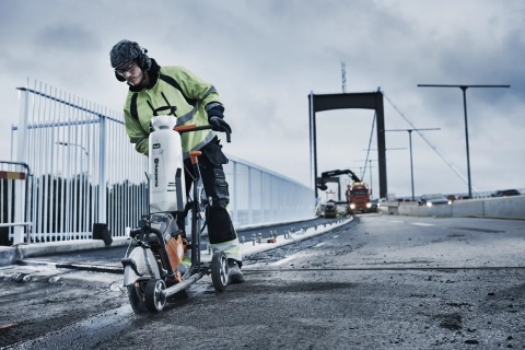 Profesjonalna przecinarka spalinowa Husqvarna K 770 z tarczą o średnicy 350 mm Profesjonalna przecinarka spalinowa Husqvarna K 770 z tarczą o średnicy 350 mm