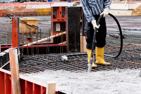 Wibrator do betonu wysokiej częstotliwości Wacker Neuson IRFU 58 ze zintegrowaną przetwornicą Wibrator do betonu wysokiej częstotliwości Wacker Neuson IRFU 58 ze zintegrowaną przetwornicą