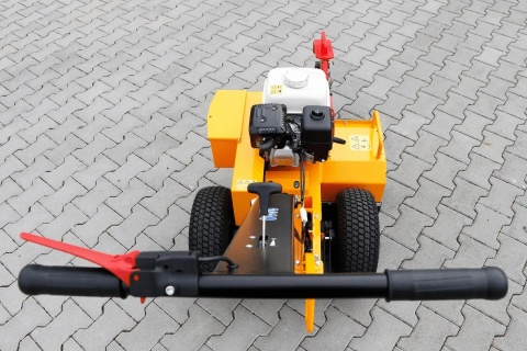 koparka łancuchowa laski tr50 z silnikiem Honda GX 200  widok z tyłu