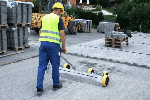 Listwa zgarniająca Probst levelfix 75-125 cm podczas pracy