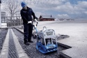 Zagęszczarka rewersyjna 150 kg weber CR2 silnik Honda podczas pracy