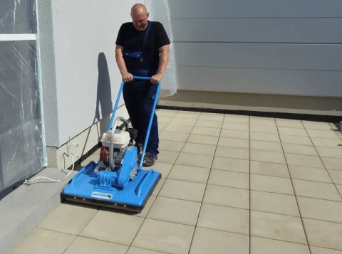 Zagęszczarka rolkowa Weber VPR 700 podczas pracy przy  ścianie