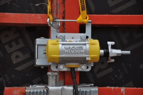 wibrator Wacker Neuson AR 26 zaczepiony