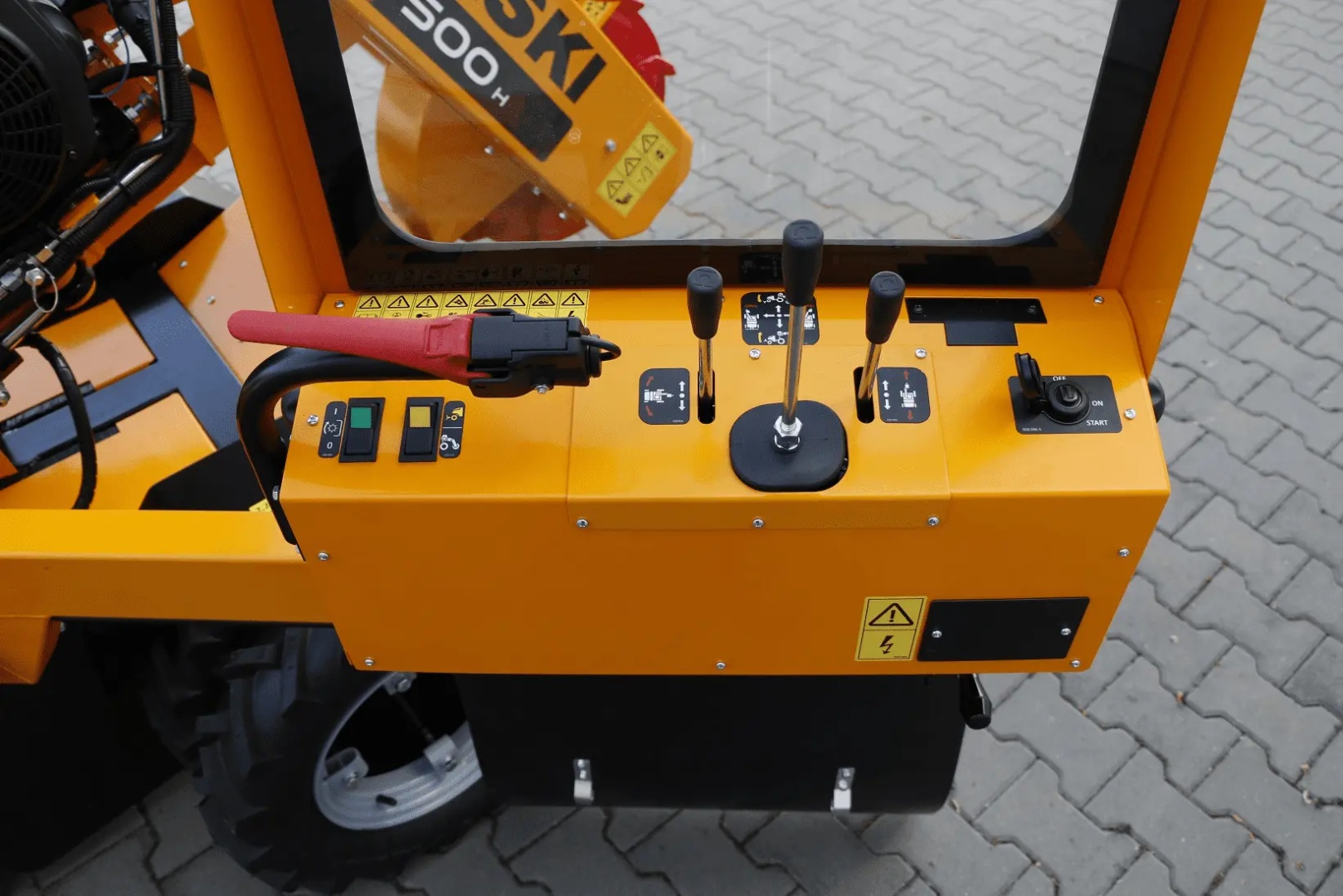 Panel sterowania i dźwignie hydrauliczne karczownika Laski F 500