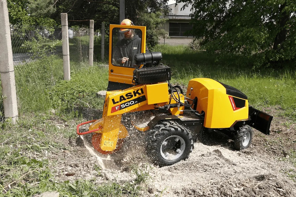 Karczownik Laski F 500 H/38 podczas pracy z pniem